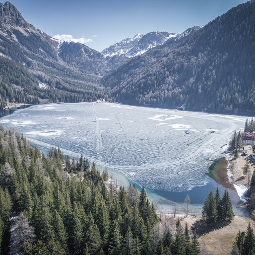 Lago ghiacciato, sfondo di montagna | © Kottersteger Manuel - TV Antholzertal